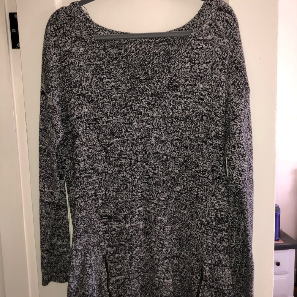 Very attractive sweater, with working zippers